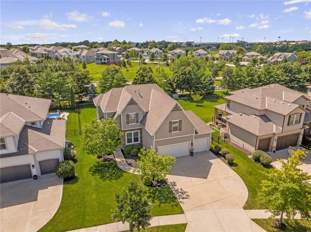 8608 W 165 Place, Overland Park, KS 66085