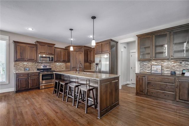 8608 W 165 Place, Overland Park, KS 66085