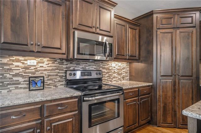 8608 W 165 Place, Overland Park, KS 66085
