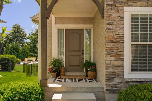 8608 W 165 Place, Overland Park, KS 66085