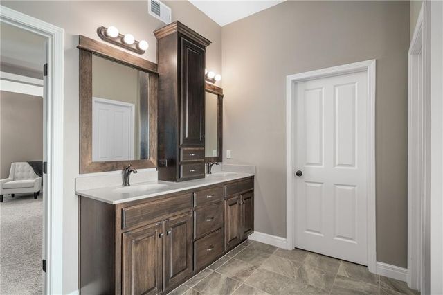 8608 W 165 Place, Overland Park, KS 66085