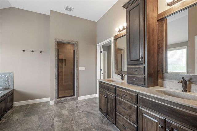 8608 W 165 Place, Overland Park, KS 66085
