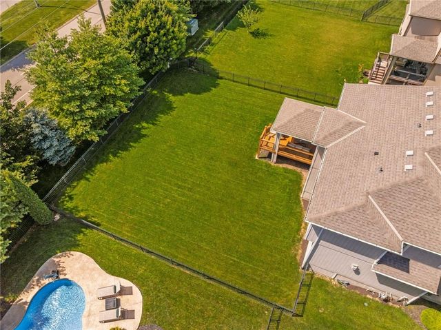 8608 W 165 Place, Overland Park, KS 66085