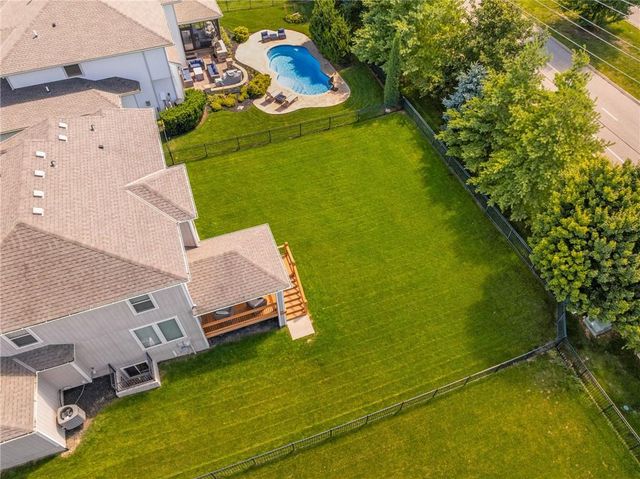 8608 W 165 Place, Overland Park, KS 66085