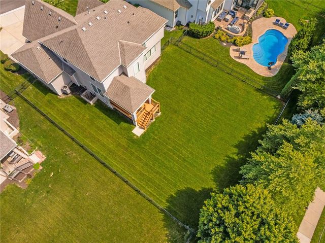 8608 W 165 Place, Overland Park, KS 66085