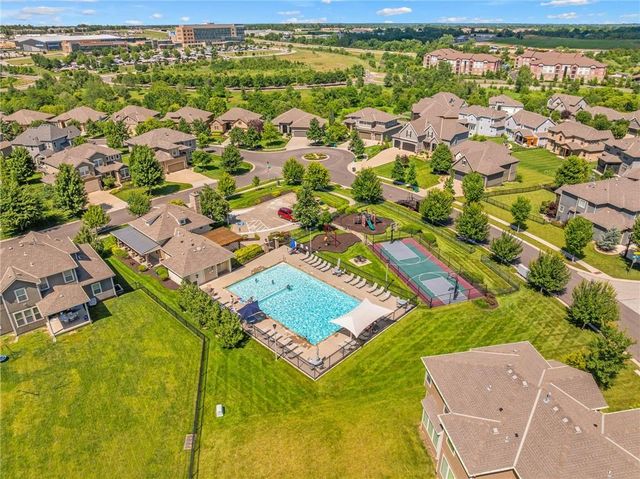 8608 W 165 Place, Overland Park, KS 66085
