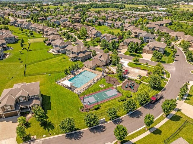 8608 W 165 Place, Overland Park, KS 66085