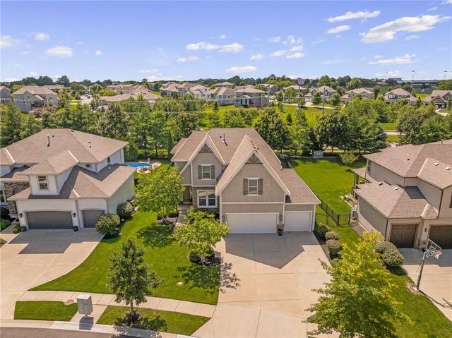 8608 W 165 Place, Overland Park, KS 66085