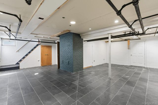 79 Red Ground Road, Roslyn Heights, NY 11577