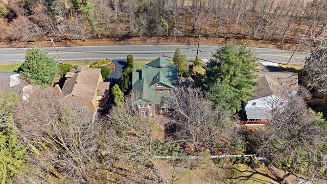 79 Red Ground Road, Roslyn Heights, NY 11577