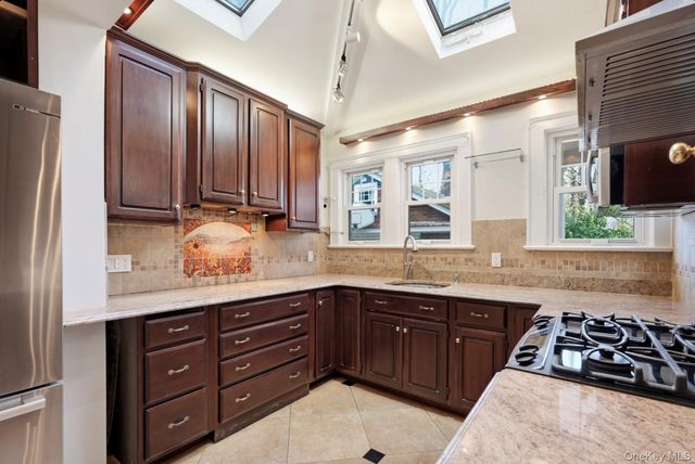 79 Red Ground Road, Roslyn Heights, NY 11577