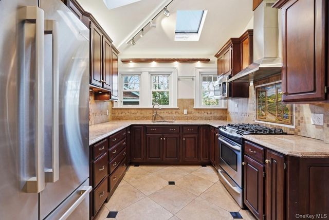 79 Red Ground Road, Roslyn Heights, NY 11577