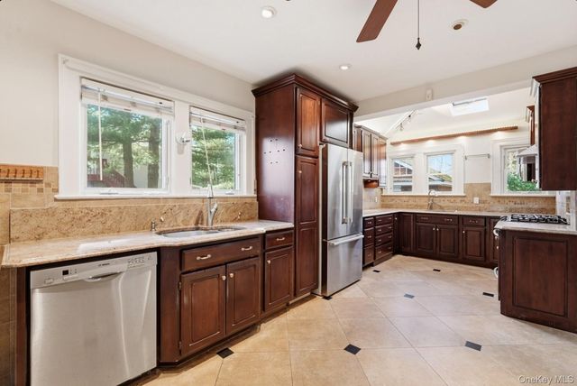 79 Red Ground Road, Roslyn Heights, NY 11577