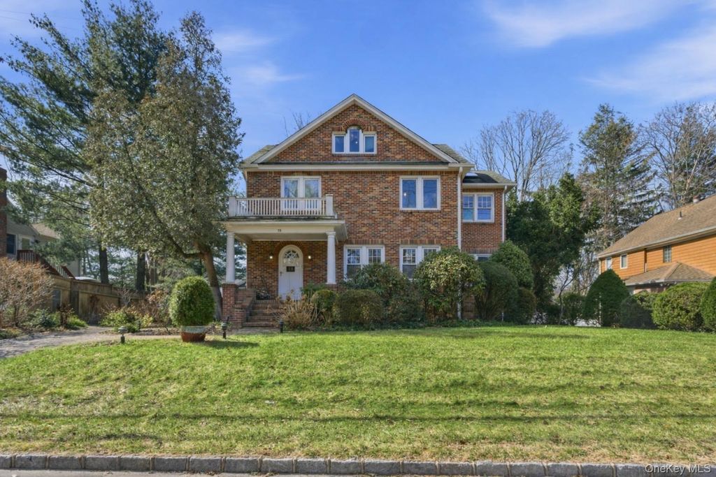 79 Red Ground Road, Roslyn Heights, NY 11577