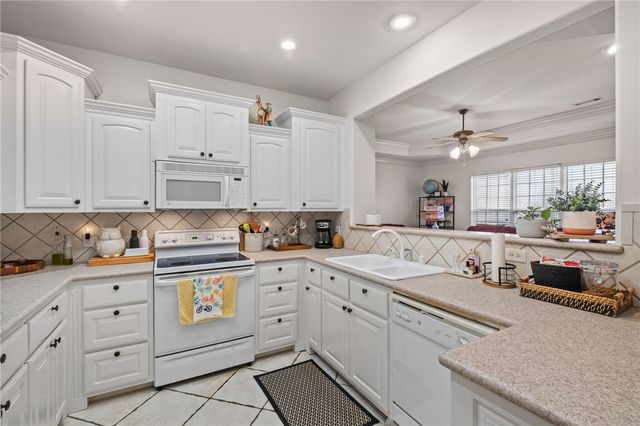 5702 W Stoney Creek Drive, Rogers, AR 72758