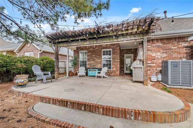 5702 W Stoney Creek Drive, Rogers, AR 72758