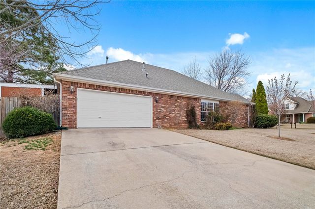 5702 W Stoney Creek Drive, Rogers, AR 72758