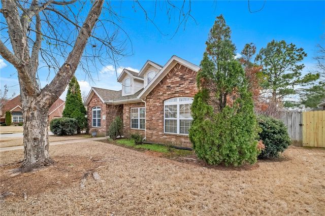 5702 W Stoney Creek Drive, Rogers, AR 72758