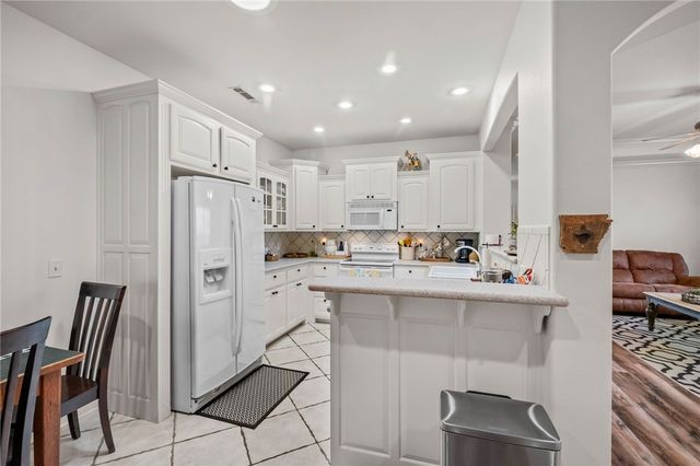 5702 W Stoney Creek Drive, Rogers, AR 72758