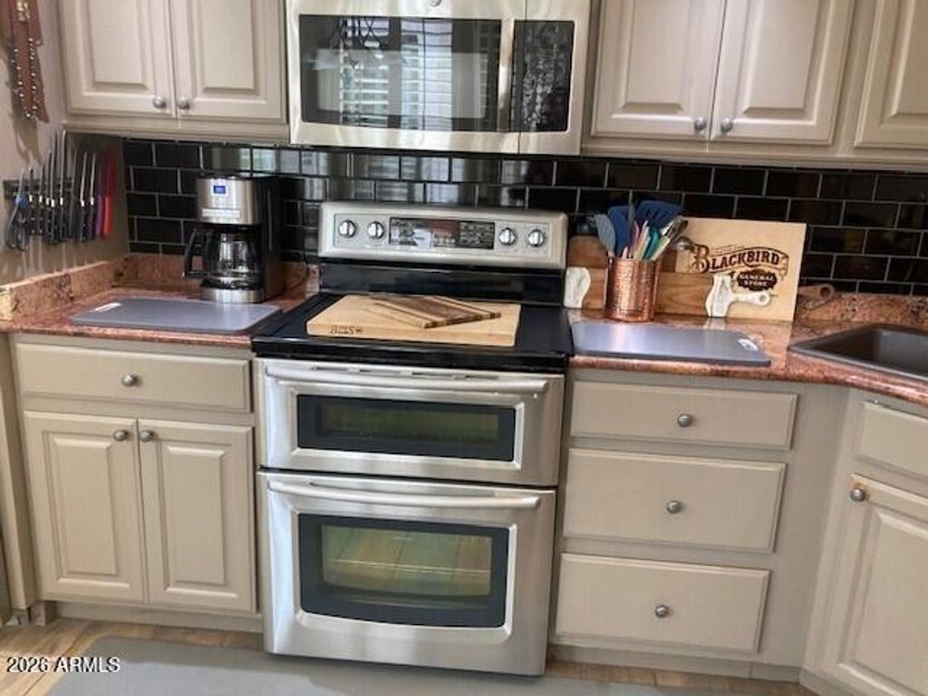 Image 9 of property listing at 8100 E CAMELBACK Road 94, Scottsdale, AZ 85251