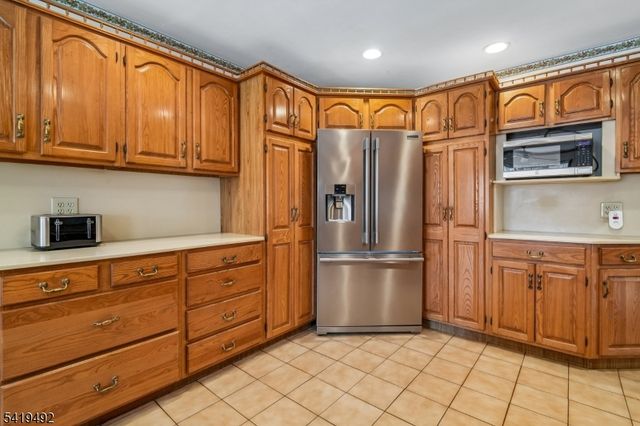 25 Victoria Dr, Clark Twp., NJ 07066