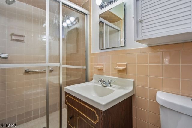 25 Victoria Dr, Clark Twp., NJ 07066