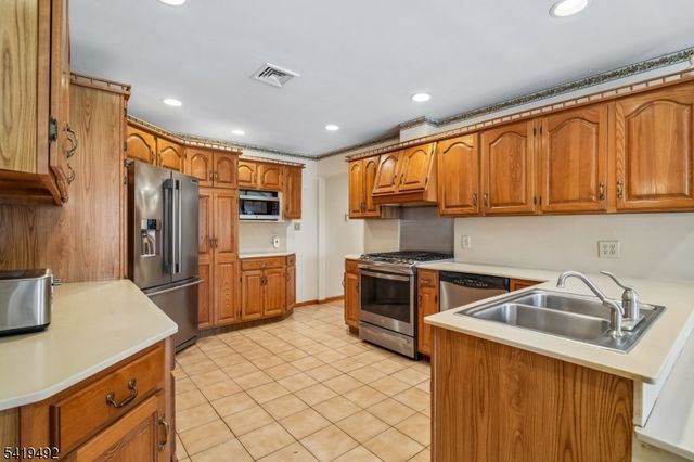 25 Victoria Dr, Clark Twp., NJ 07066