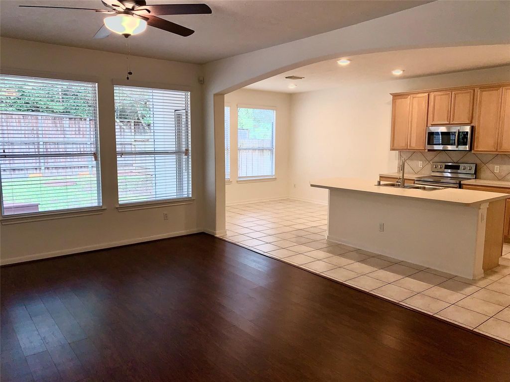 130 Ledgestone Place, The Woodlands, TX 77382