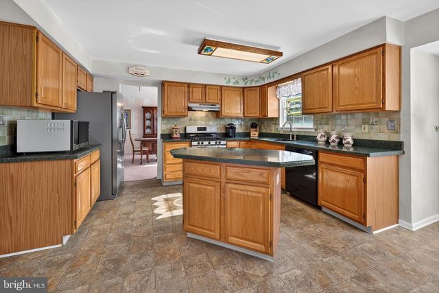 13 CATTELL DR, Sicklerville, NJ 08081