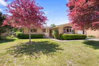 218 Gladys Avenue, Fox River Grove, IL 60021