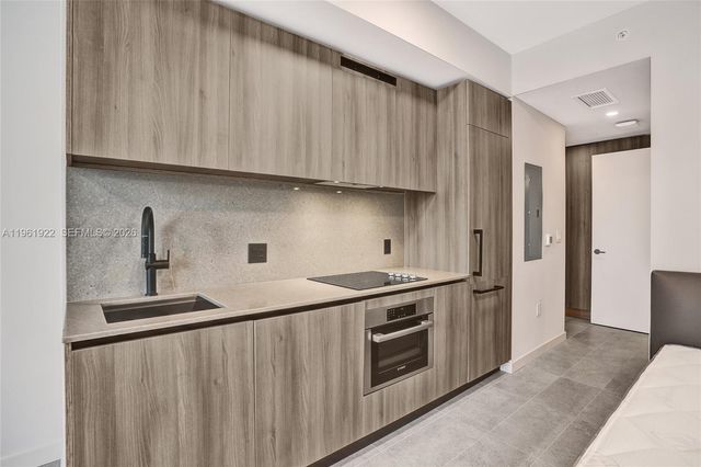 121 NE 5th Street 807, Miami, FL 33132