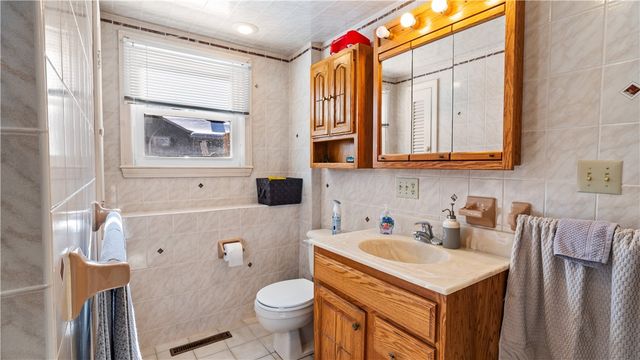 71 Bent Road, East Providence, RI 02916