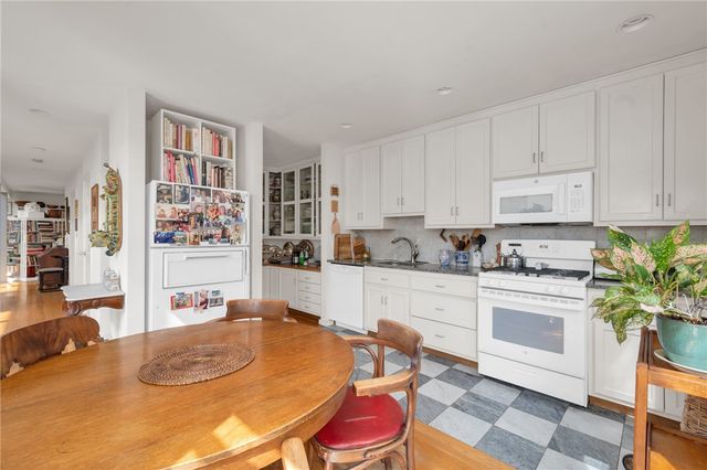 137 University Avenue, Providence, RI 02906