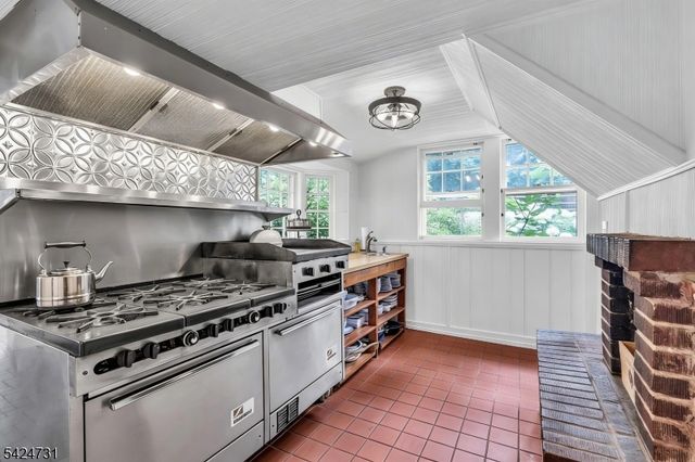2041 Raritan Rd, Scotch Plains Twp., NJ 07076