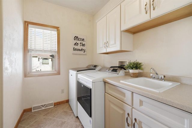 N9427 DUSTY DRIVE, Appleton, WI 54915