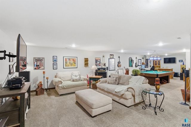 313 S Spring Pl Place, Brandon, SD 57005