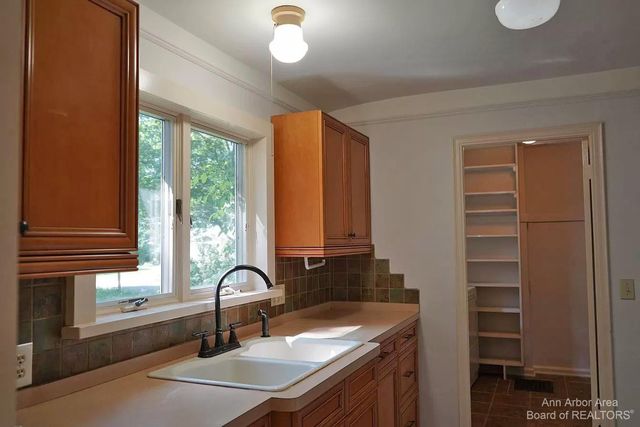 611 Robin Road, Ann Arbor, MI 48103