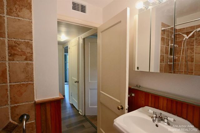 611 Robin Road, Ann Arbor, MI 48103