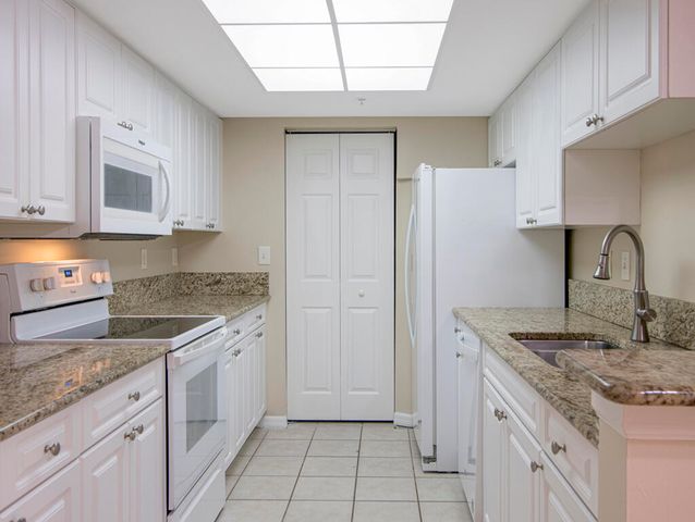 100 CRESTWOOD Court N 109, Royal Palm Beach, FL 33411