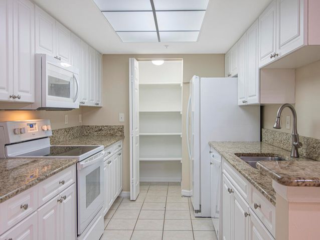 100 CRESTWOOD Court N 109, Royal Palm Beach, FL 33411
