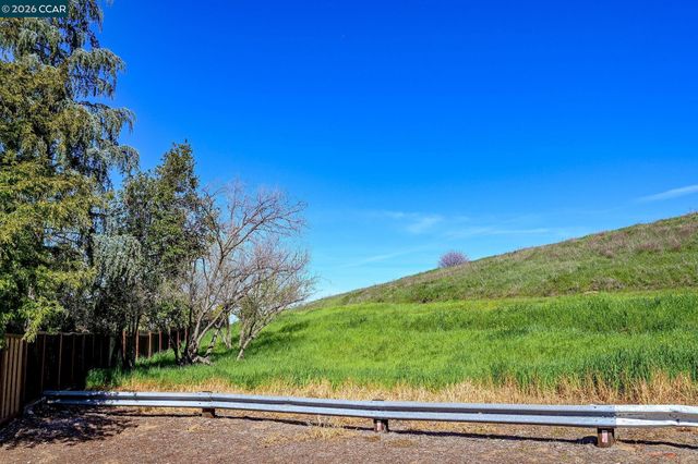 1358 Swallowtail Rd, Concord, CA 94521