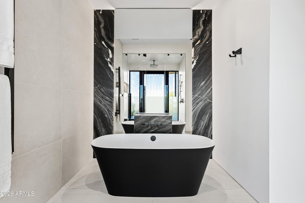 Image 20 of property listing at 5002 E VALLE VISTA Way, Paradise Valley, AZ 85253