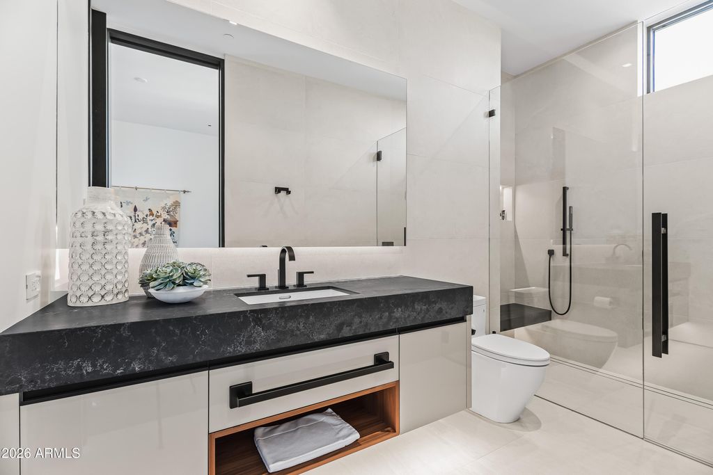 Image 24 of property listing at 5002 E VALLE VISTA Way, Paradise Valley, AZ 85253