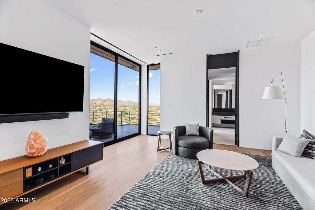 Image 30 of property listing at 5002 E VALLE VISTA Way, Paradise Valley, AZ 85253