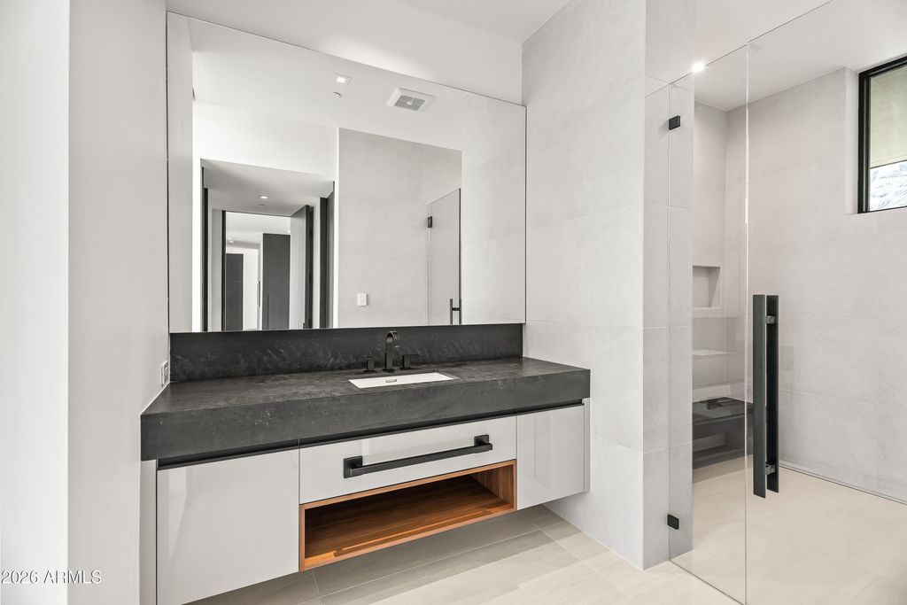 Image 32 of property listing at 5002 E VALLE VISTA Way, Paradise Valley, AZ 85253