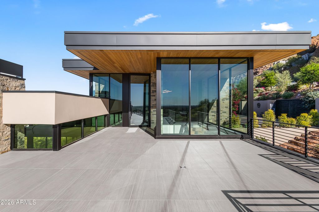 Image 36 of property listing at 5002 E VALLE VISTA Way, Paradise Valley, AZ 85253