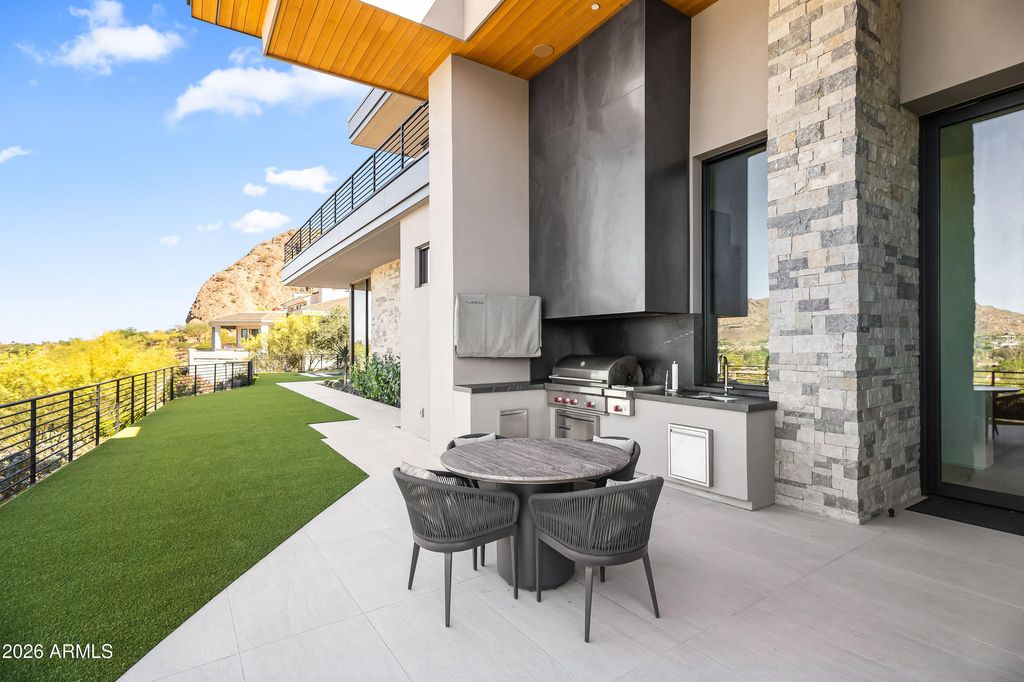 Image 39 of property listing at 5002 E VALLE VISTA Way, Paradise Valley, AZ 85253