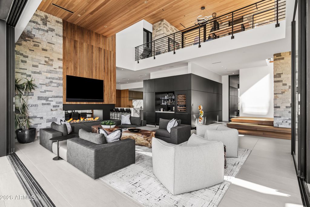 Image 6 of property listing at 5002 E VALLE VISTA Way, Paradise Valley, AZ 85253