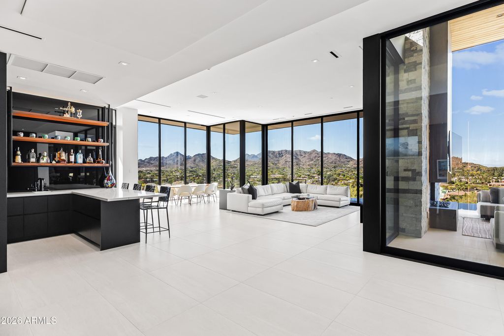 Image 9 of property listing at 5002 E VALLE VISTA Way, Paradise Valley, AZ 85253