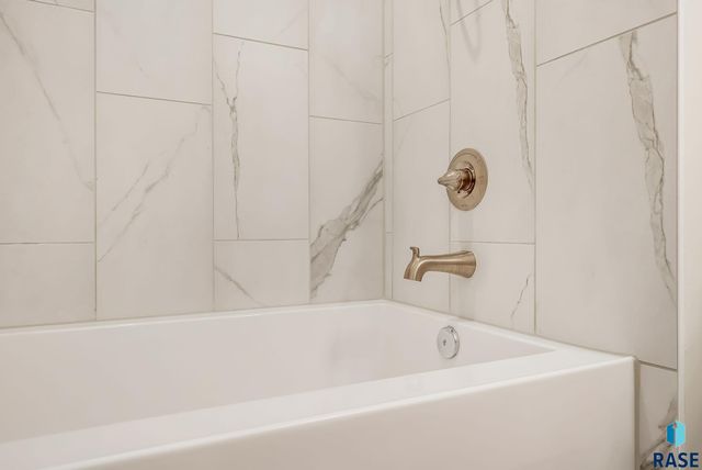 821 N Sylvan Dr Drive, Sioux Falls, SD 57110